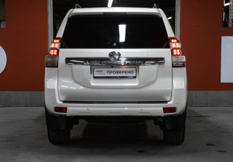 Подержанный автомобиль Toyota Land Cruiser Prado 2016 года (6 фото)