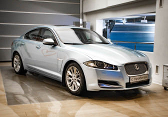 Подержанный автомобиль Jaguar XF Sedan 2011 года (3 фото)