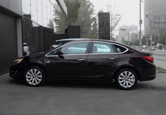 Подержанный автомобиль Opel Astra Sedan 2013 года (4 фото)