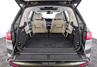 Подержанный автомобиль BMW X7 2021 года (10 фото)