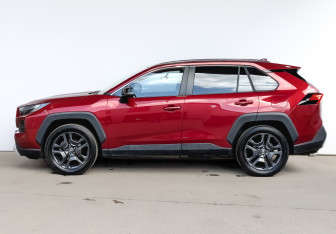 Подержанный автомобиль Toyota RAV4 2023 года (8 фото)