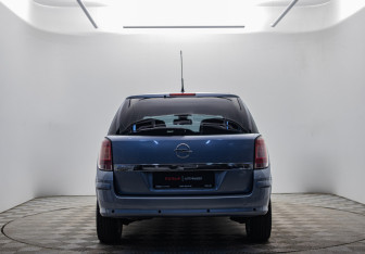 Подержанный автомобиль Opel Astra Wagon 2011 года (6 фото)