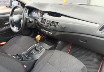 Подержанный автомобиль Renault Laguna Liftback 2008 года (9 фото)