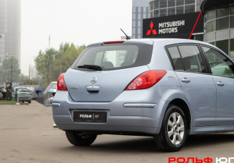 Подержанный автомобиль Nissan Tiida Hatchback 2011 года (18 фото)