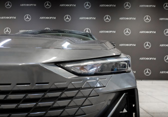 Подержанный автомобиль Changan UNI-V 2023 года (17 фото)