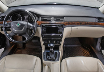 Подержанный автомобиль Skoda Superb Liftback 2012 года (15 фото)