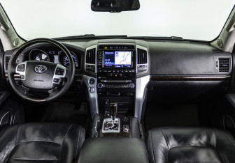Подержанный автомобиль Toyota Land Cruiser Suv 2013 года (13 фото)