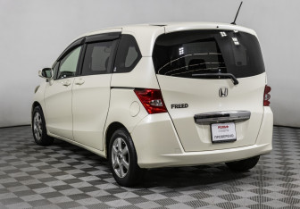 Подержанный автомобиль Honda Freed 2011 года (7 фото)