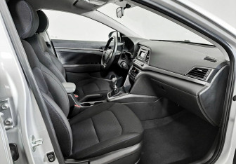 Подержанный автомобиль Hyundai Elantra Sedan 2018 года (9 фото)