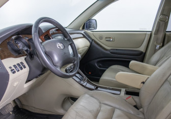 Подержанный автомобиль Toyota Highlander 2002 года (10 фото)