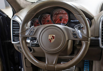 Подержанный автомобиль Porsche Cayenne 2012 года (18 фото)