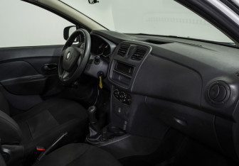 Подержанный автомобиль Renault Logan Sedan 2017 года (11 фото)