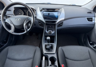 Подержанный автомобиль Hyundai Elantra Sedan 2012 года (12 фото)