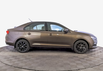 Подержанный автомобиль Skoda Rapid Liftback 2022 года (4 фото)