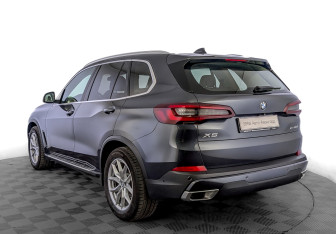 Подержанный автомобиль BMW X5 2020 года (7 фото)