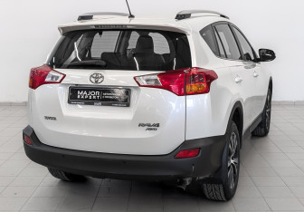 Подержанный автомобиль Toyota RAV4 2015 года (6 фото)