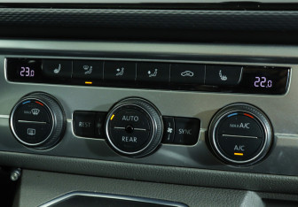 Подержанный автомобиль Volkswagen Caravelle 2020 года (17 фото)