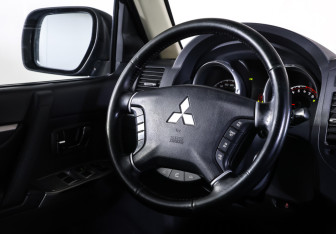 Подержанный автомобиль Mitsubishi Pajero 2014 года (13 фото)
