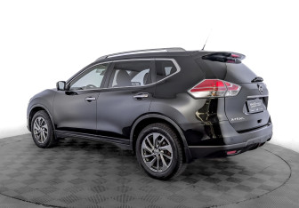 Подержанный автомобиль Nissan X-Trail 2016 года (7 фото)