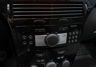 Подержанный автомобиль Opel Astra Sedan 2010 года (16 фото)