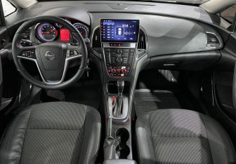 Подержанный автомобиль Opel Astra Hatchback 2011 года (11 фото)