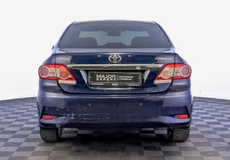 Подержанный автомобиль Toyota Corolla Sedan 2012 года (6 фото)