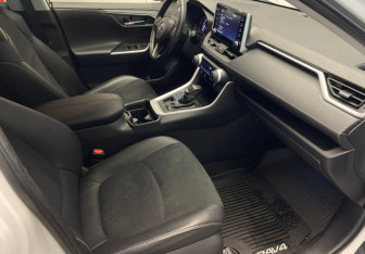 Подержанный автомобиль Toyota RAV4 2021 года (7 фото)