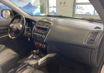 Подержанный автомобиль Mitsubishi ASX 2011 года (10 фото)