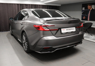 Подержанный автомобиль Toyota Camry Sedan 2025 года (6 фото)