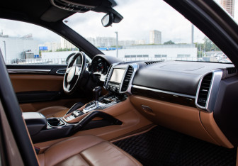 Подержанный автомобиль Porsche Cayenne 2013 года (12 фото)