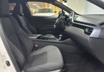 Подержанный автомобиль Toyota C-HR 2021 года (10 фото)