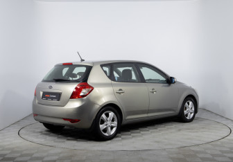 Подержанный автомобиль Kia Ceed Hatchback 2011 года (5 фото)