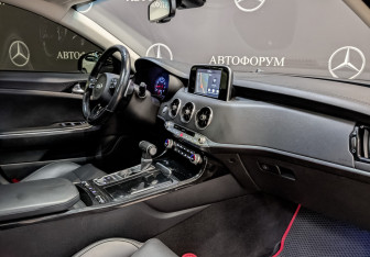 Подержанный автомобиль Kia Stinger 2018 года (13 фото)