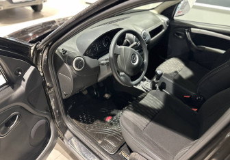Подержанный автомобиль Renault Sandero 2014 года (6 фото)