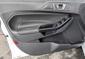 Подержанный автомобиль Ford Fiesta Sedan 2015 года (18 фото)