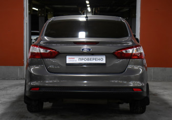 Подержанный автомобиль Ford Focus Sedan 2012 года (6 фото)