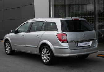 Подержанный автомобиль Opel Astra Wagon 2013 года (7 фото)