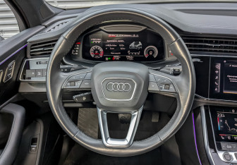 Подержанный автомобиль Audi Q7 2023 года (22 фото)