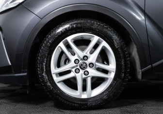 Подержанный автомобиль Toyota C-HR 2020 года (24 фото)