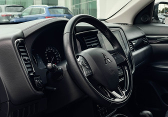 Подержанный автомобиль Mitsubishi Outlander 2019 года (13 фото)