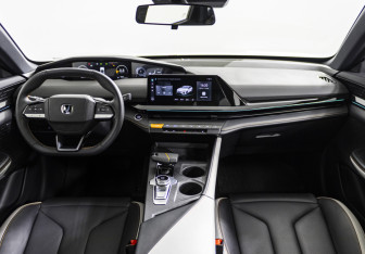 Подержанный автомобиль Changan UNI-V 2024 года (14 фото)