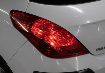 Подержанный автомобиль Peugeot 308 Hatchback 2008 года (23 фото)