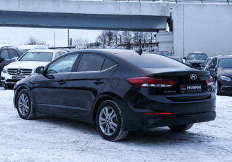 Подержанный автомобиль Hyundai Elantra Sedan 2017 года (7 фото)