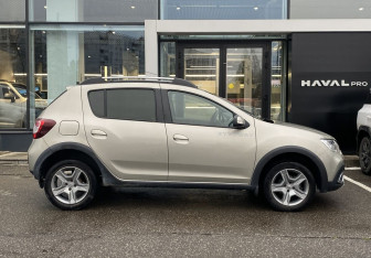 Подержанный автомобиль Renault Sandero 2015 года (4 фото)