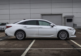Подержанный автомобиль Toyota Avalon 2022 года (4 фото)