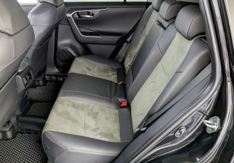 Подержанный автомобиль Toyota RAV4 2025 года (12 фото)