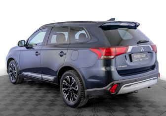 Подержанный автомобиль Mitsubishi Outlander 2021 года (7 фото)