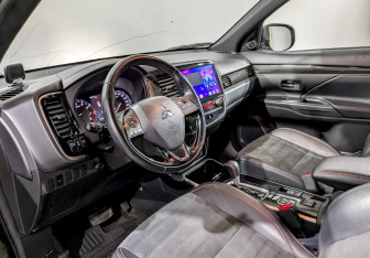 Подержанный автомобиль Mitsubishi Outlander 2021 года (15 фото)