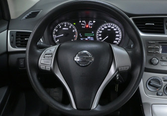 Подержанный автомобиль Nissan Sentra Sedan 2015 года (10 фото)