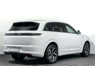 Подержанный автомобиль LiXiang L7 2023 года (5 фото)